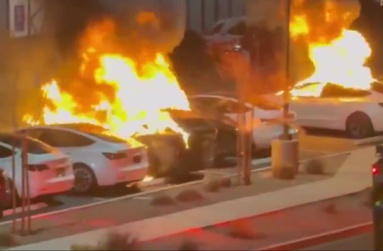 3 personas son imputadas por ataques a Tesla en Estados Unidos