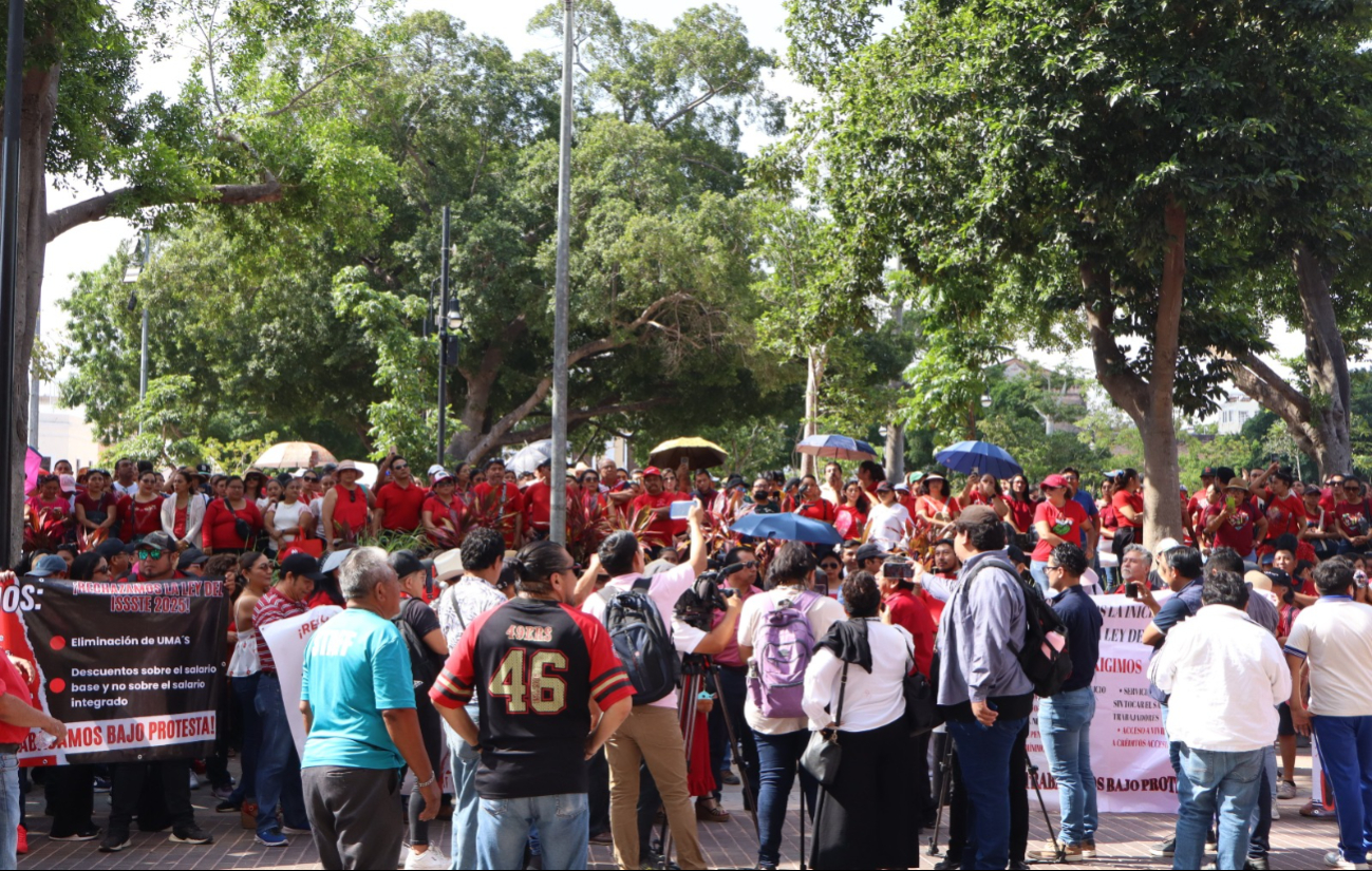 Los maestros se plantaron en la Plaza Grande de Mérida Los maestros se plantaron en la Plaza Grande de Mérida