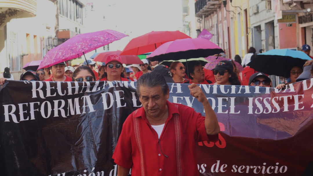 Maestros protestan en el Palacio de Gobierno en Mérida Maestros protestan en el Palacio de Gobierno en Mérida