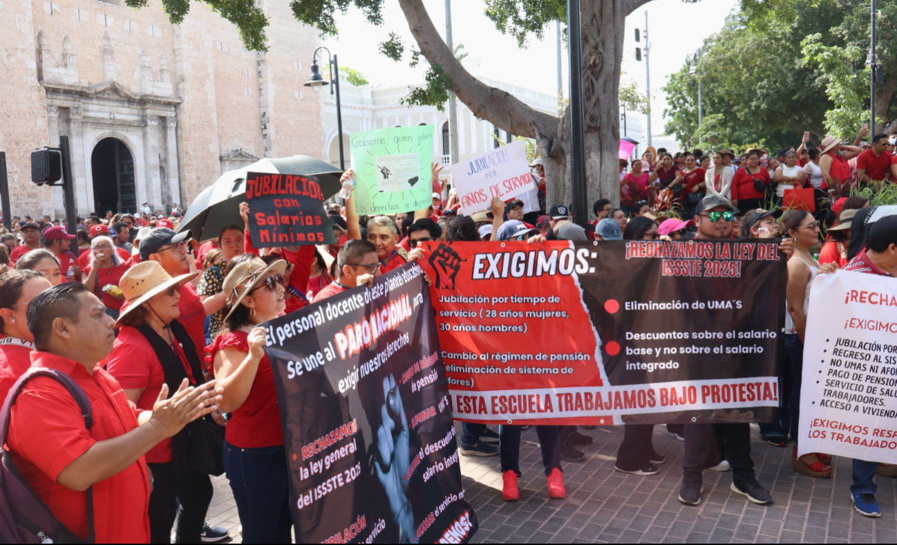 Maestros se manifestaron en el Palacio de Gobierno en Mérida Maestros se manifestaron en el Palacio de Gobierno en Mérida