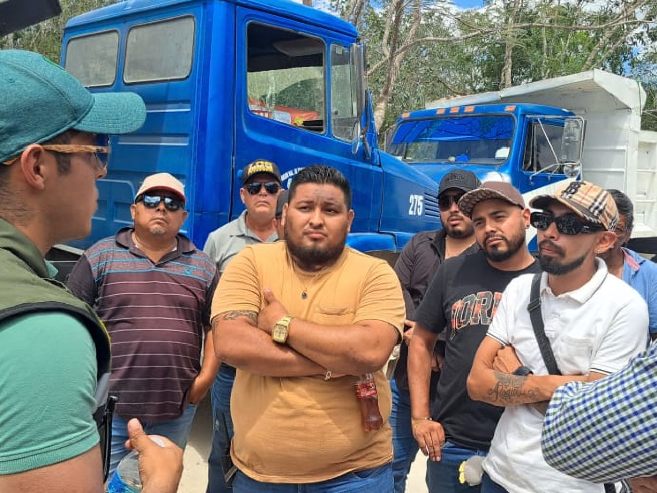 Volqueteros de Tulum realizan bloqueos ante falta de empleo