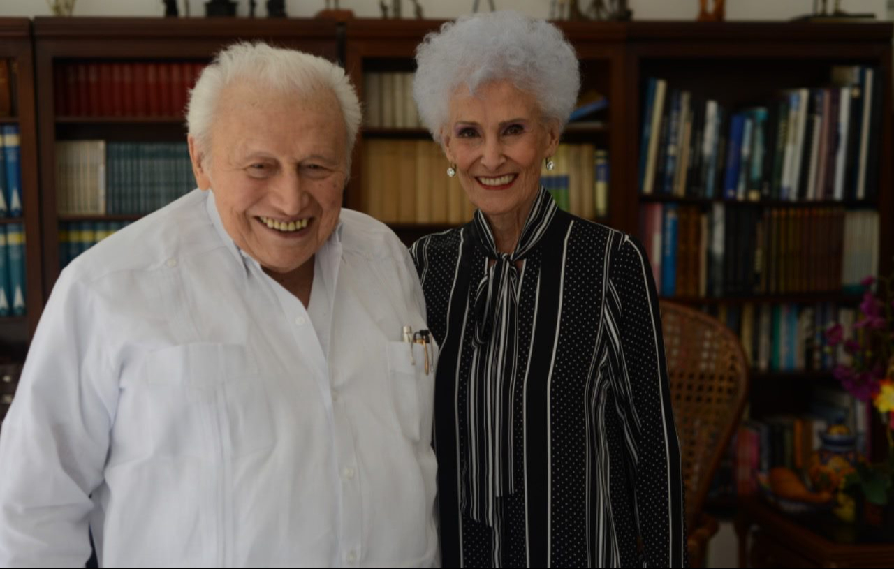 Don Mario Renato Menéndez junto a su esposa, doña Alicia Figueroa González Don Mario Renato Menéndez junto a su esposa, doña Alicia Figueroa González