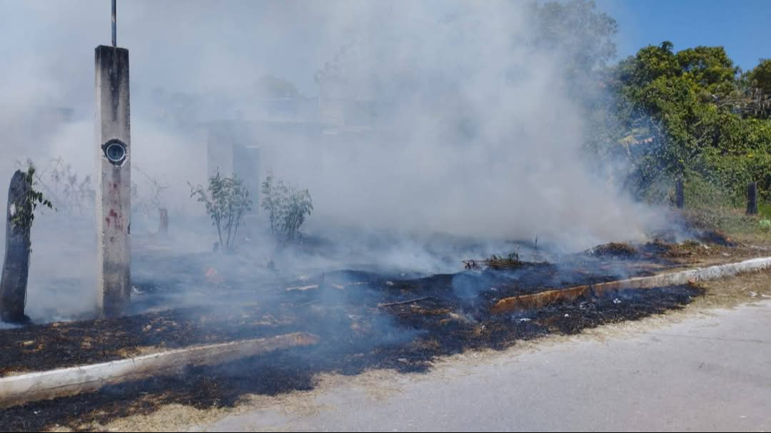 Cuerpos de emergencia atienden un incendio forestal que se desarrolla entre tres municipios del Estado. Cuerpos de emergencia atienden un incendio forestal que se desarrolla entre tres municipios del Estado.