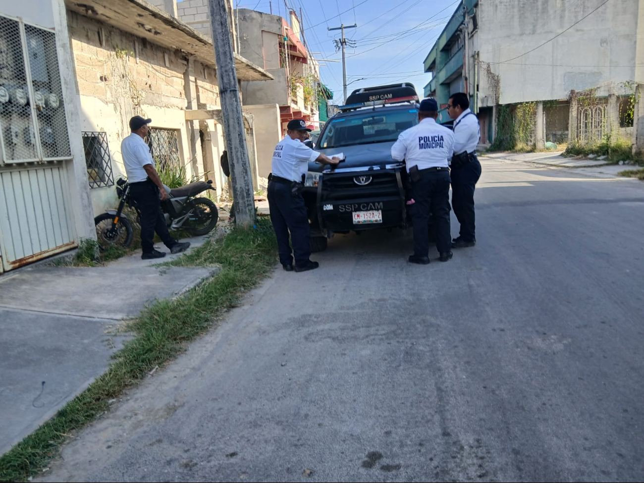 Policías decomisan una motocicleta sin placas en Escárcega