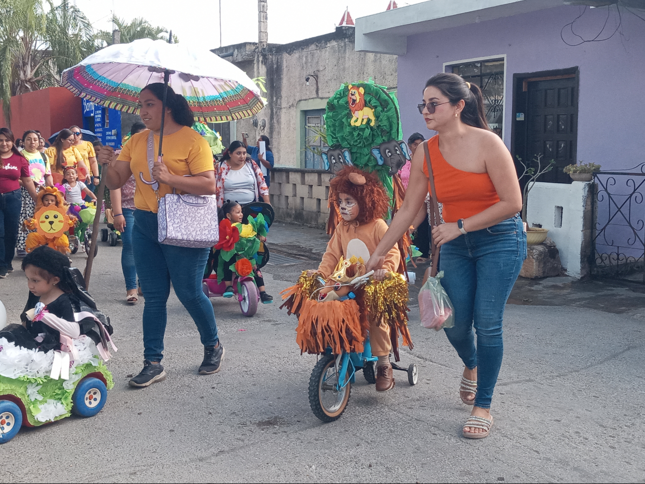 En Baca, pequeños salieron a las calles para contagiar de entusiasmo a los habitantes. En Baca, pequeños salieron a las calles para contagiar de entusiasmo a los habitantes.
