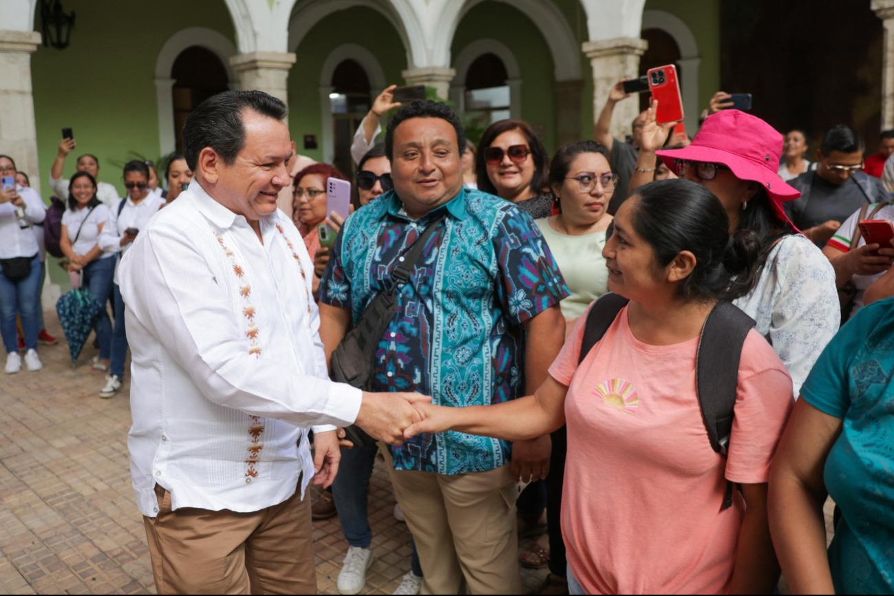 Joaquín Díaz Mena recibió a un grupo de maestra y maestros en Palacio de Gobierno Joaquín Díaz Mena recibió a un grupo de maestra y maestros en Palacio de Gobierno