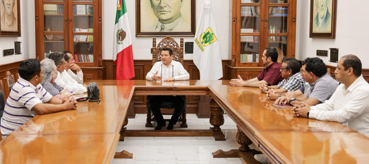 Joaquín Díaz Mena se sienta a la mesa con los sindicatos de profesores y llegan a varios acuerdos Joaquín Díaz Mena se sienta a la mesa con los sindicatos de profesores y llegan a varios acuerdos