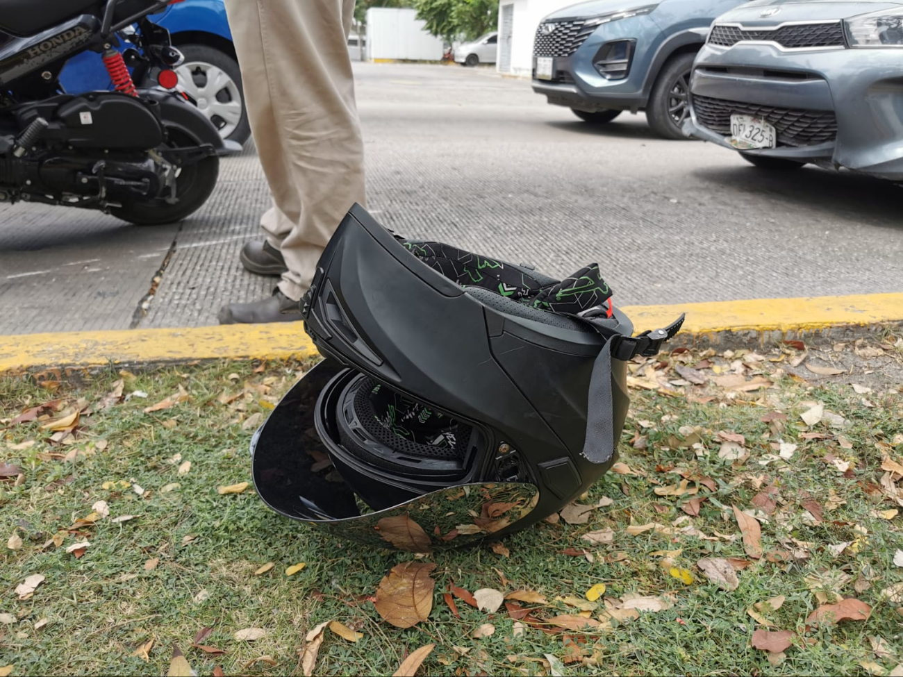 Colisión entre motociclista y camioneta en Ciudad del Carmen deja una mujer lesionada