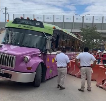 Accidente en Playa del Carmen: Autobús de personal hotelero cae en una zanja