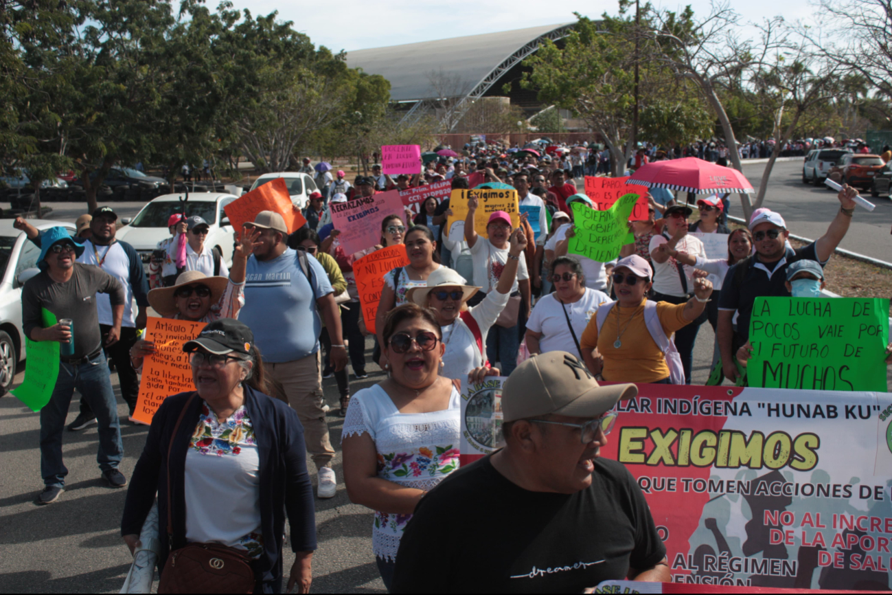 Cerca de 300 maestros marchan en Mérida hacia la Secretaría de Educación de Yucatán