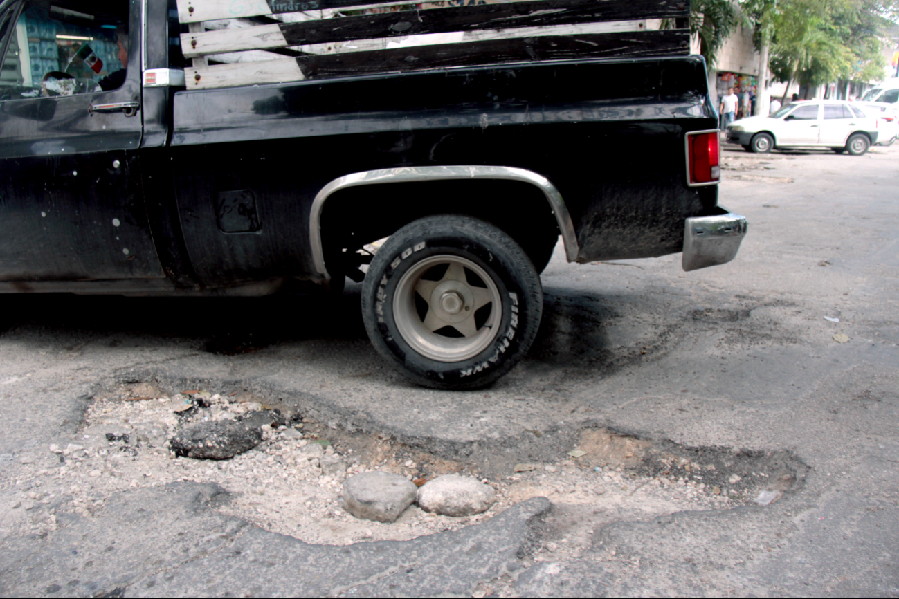 Conductores de Cancún gastan hasta 9 mil pesos anuales en daños por culpa de baches
