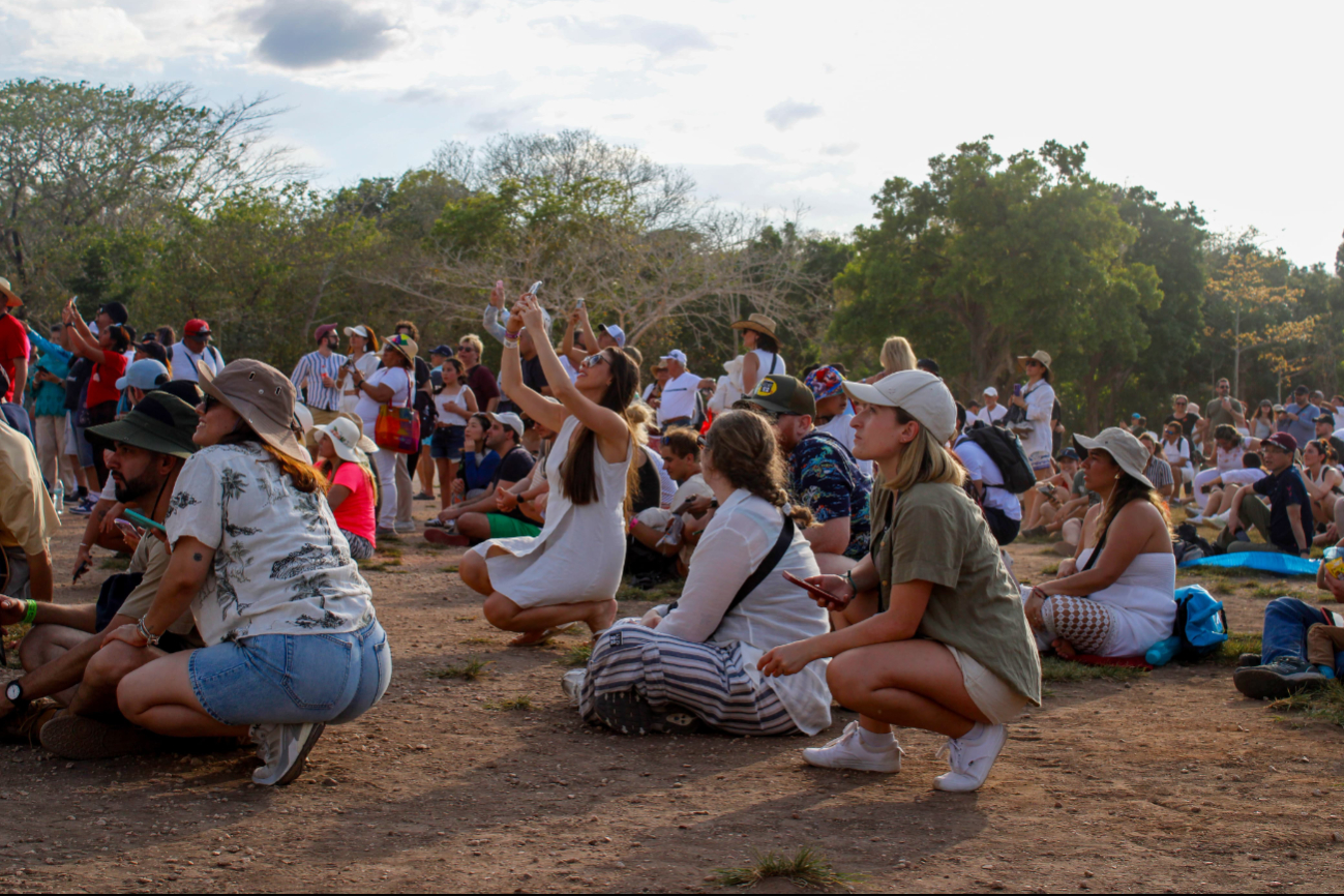 Turistas presenciaron el descenso de Kukulcán Turistas presenciaron el descenso de Kukulcán