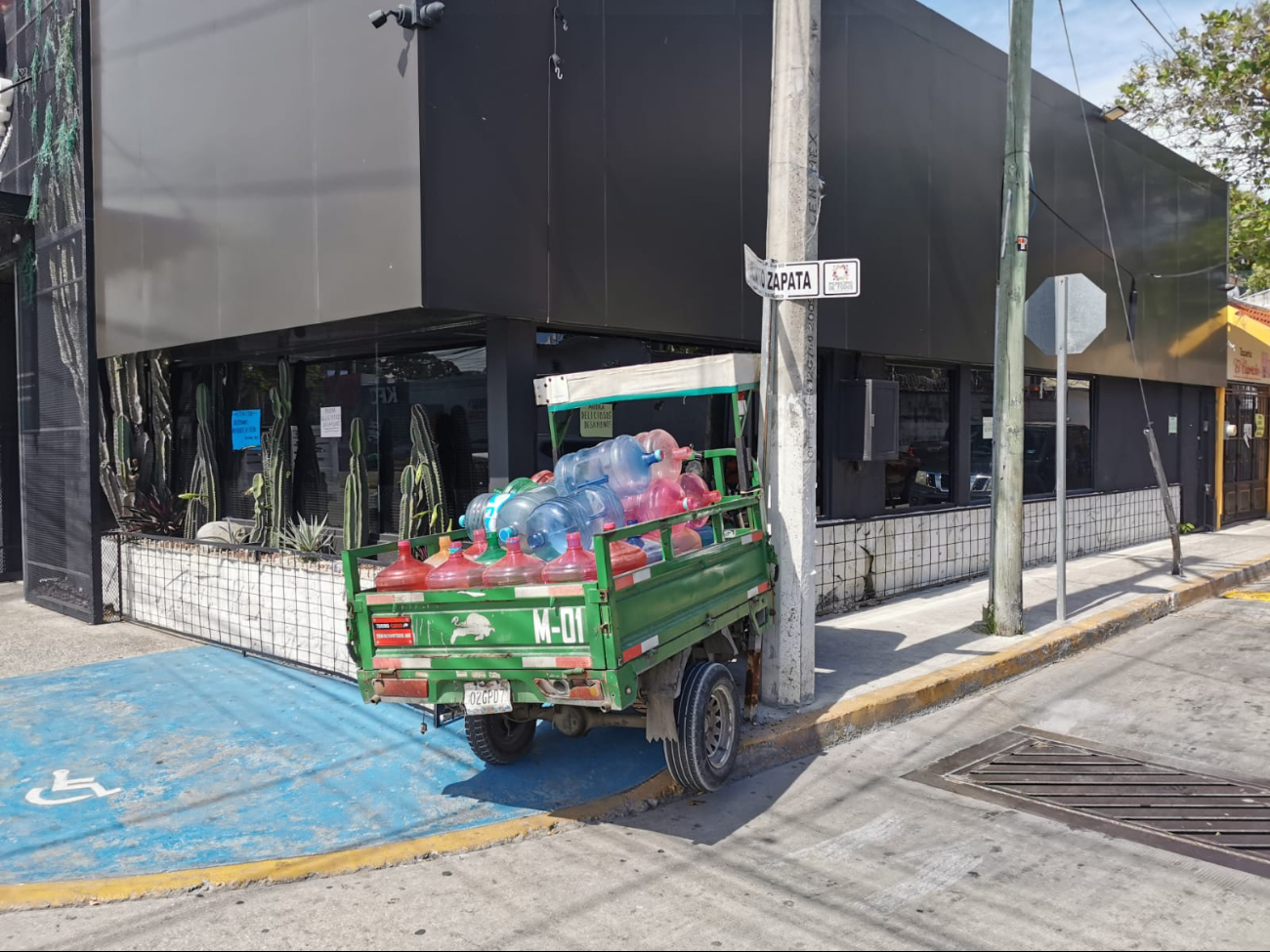 Carremoto pierde frenos y se incrusta en restaurante del Carmen