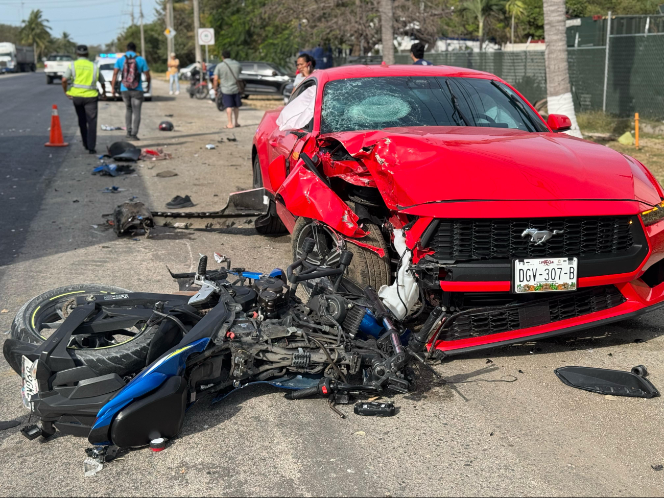 Grave accidente en la Carmen-Puerto Real involucra a motocicleta y automóvil deportivo