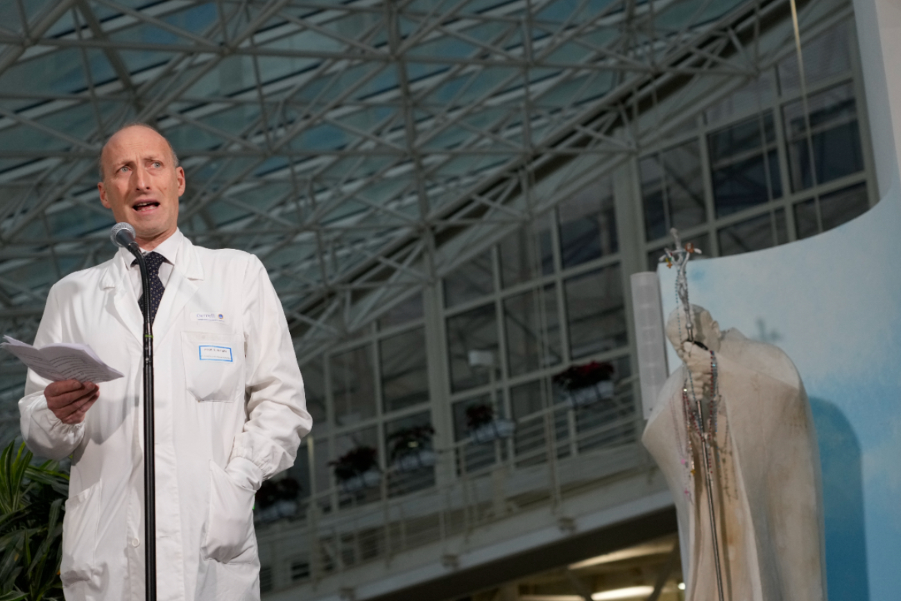 El doctor Sergio Alfieri, jefe del equipo médico que ha tratado al pontifice anunció su alta médica