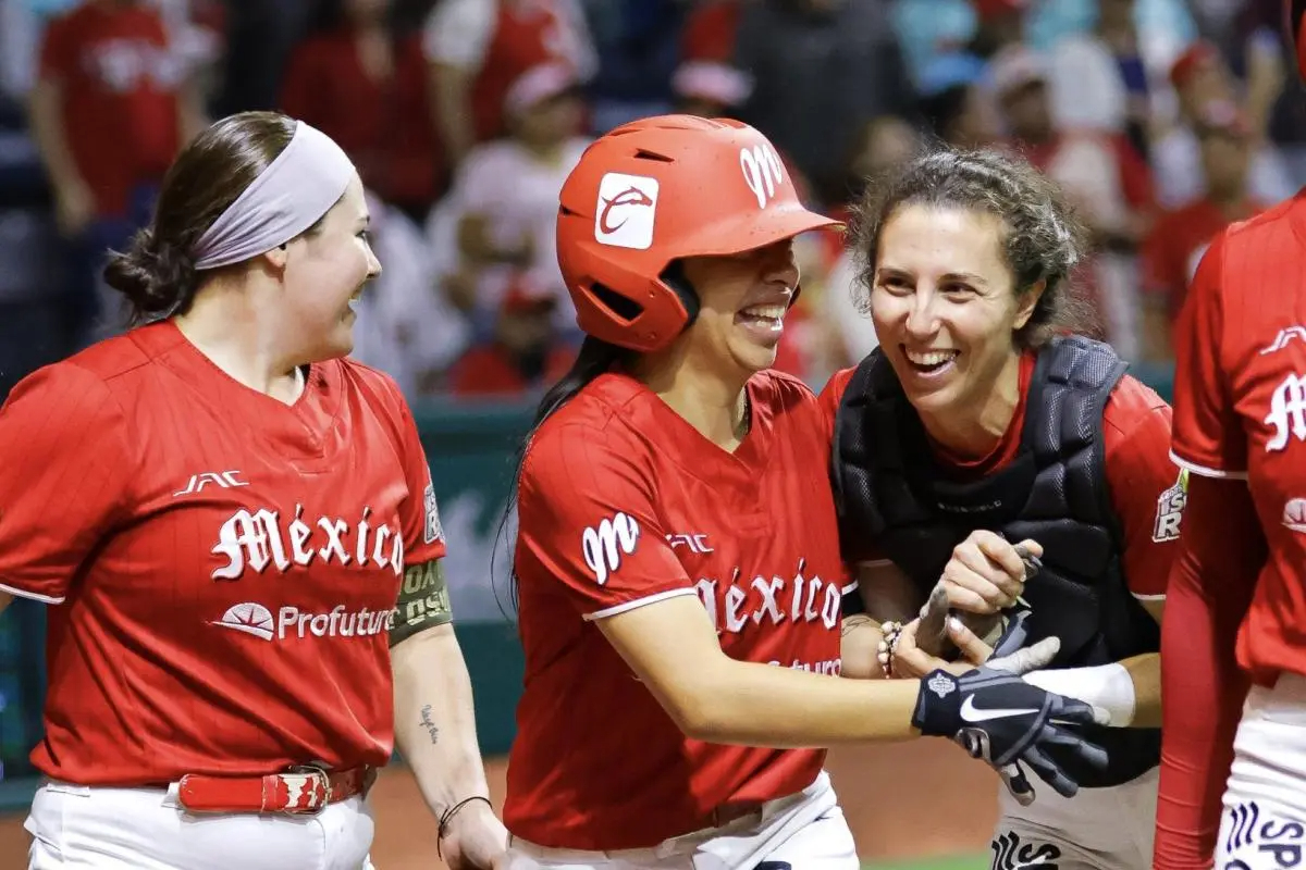 Las jugadoras de Diablos Rojos del México celebrando su primer título Las jugadoras de Diablos Rojos del México celebrando su primer título