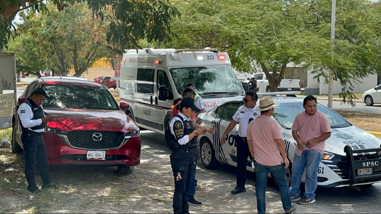 Le cierra el paso a moto repartidor y  ocasiona choque en Campeche