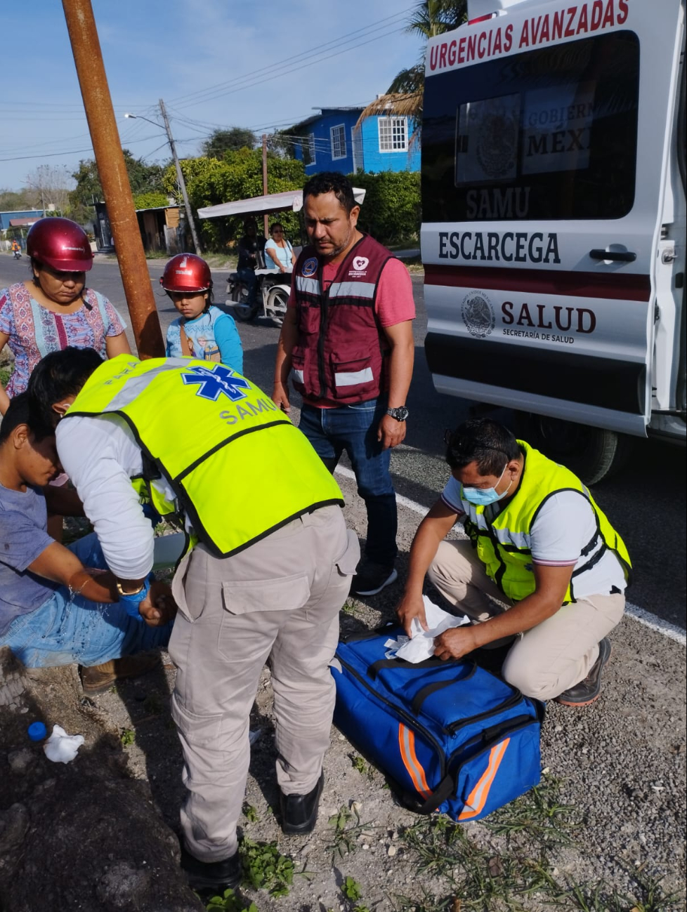 Los servicios de emergencia llegaron al lugar para atender al motociclista accidentado. Los servicios de emergencia llegaron al lugar para atender al motociclista accidentado.