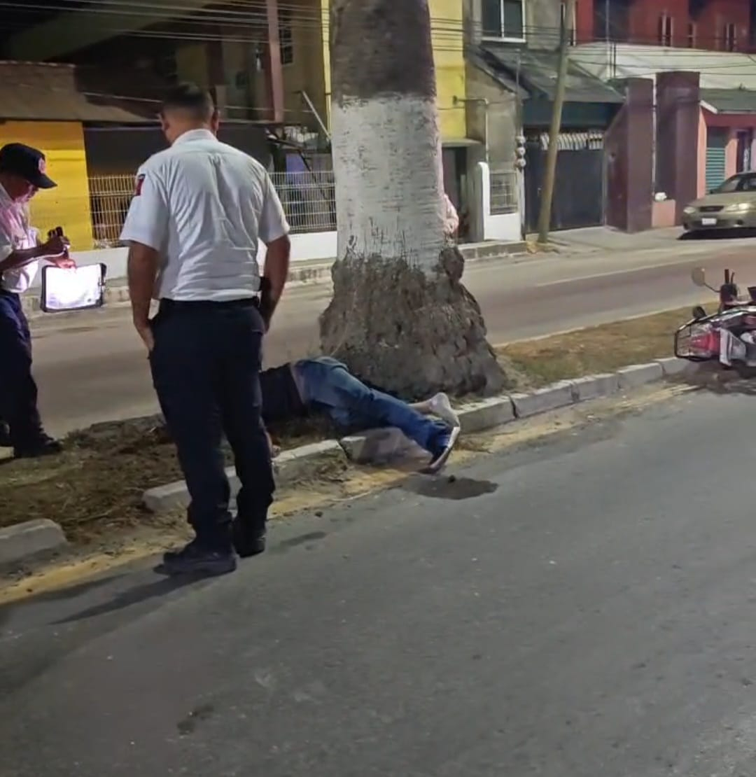 Ebrio termina con golpes en el cuerpo al derrapar su motocicleta en Escárcega 