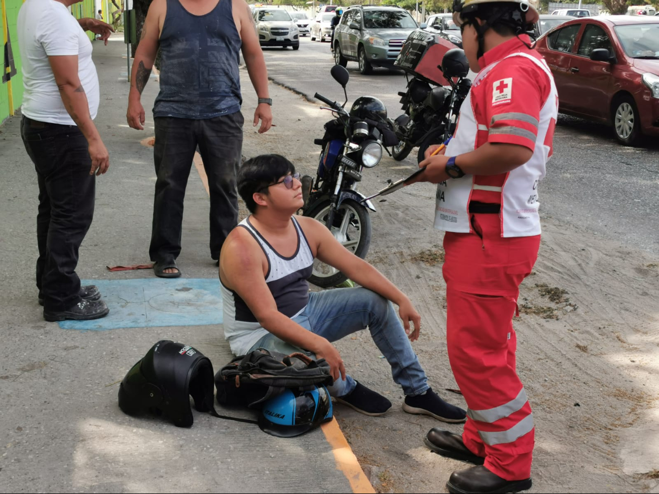 Taxista accidenta a motociclista frente al rastro