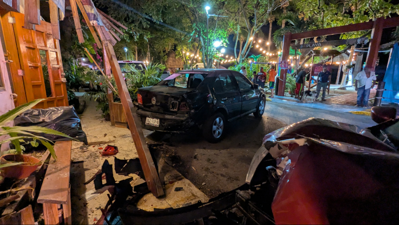 Ebrio impacta su vehículo contra domicilio y coche estacionado en Carmen 
