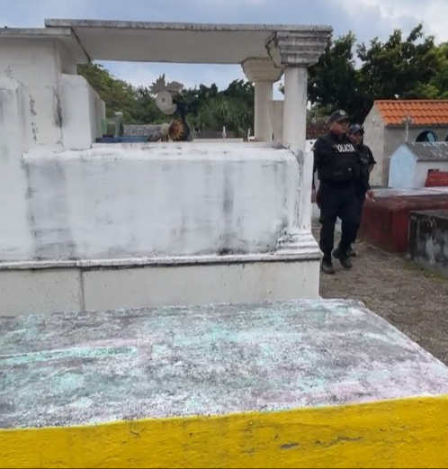 Elementos de la FGE acomodaron los restos mientras arribaban al lugar el fotógrafo y criminalista Elementos de la FGE acomodaron los restos mientras arribaban al lugar el fotógrafo y criminalista