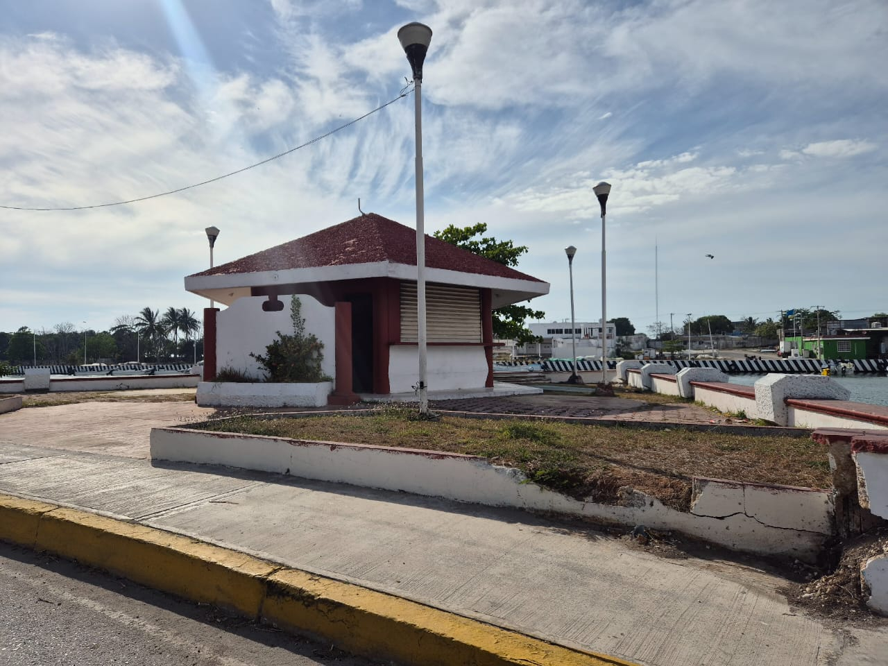 Exigen rescate del  quiosco y módulo turístico en Champotón; lo agarran de baño público