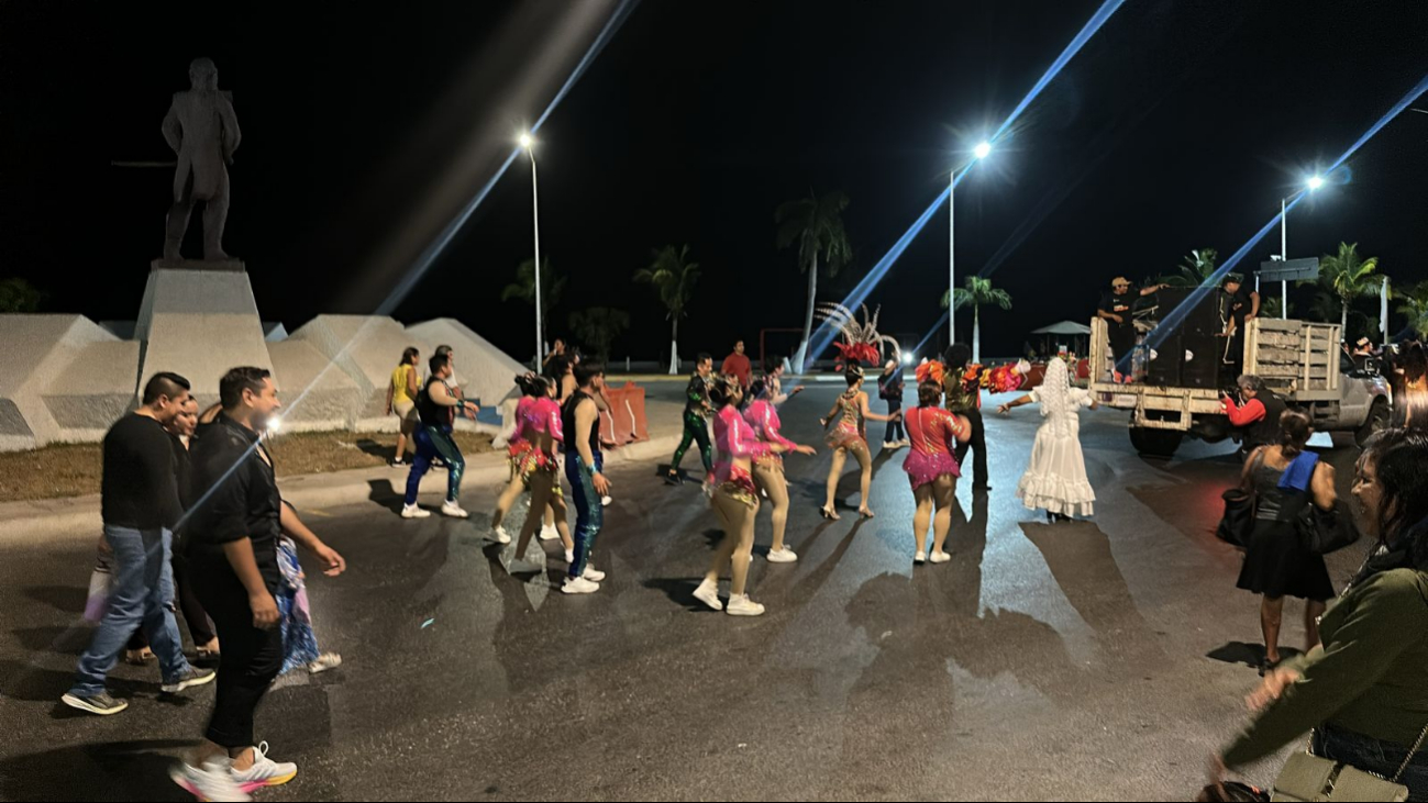 Recorrido del cortejo fúnebre de Juan Carnaval por el malecón de la ciudad Recorrido del cortejo fúnebre de Juan Carnaval por el malecón de la ciudad