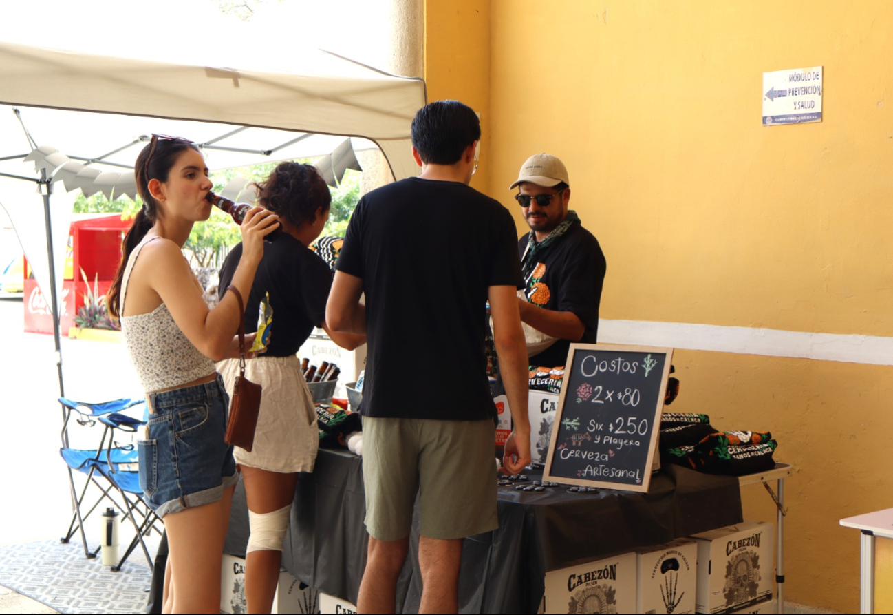Se ofrecieron distintas actividades y venta de bebidas y alimentos Se ofrecieron distintas actividades y venta de bebidas y alimentos