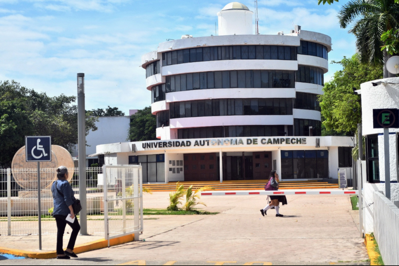 Egresados de la Universidad Autónoma de Campeche piden aclarar  desfalco por más de 225 mdp 