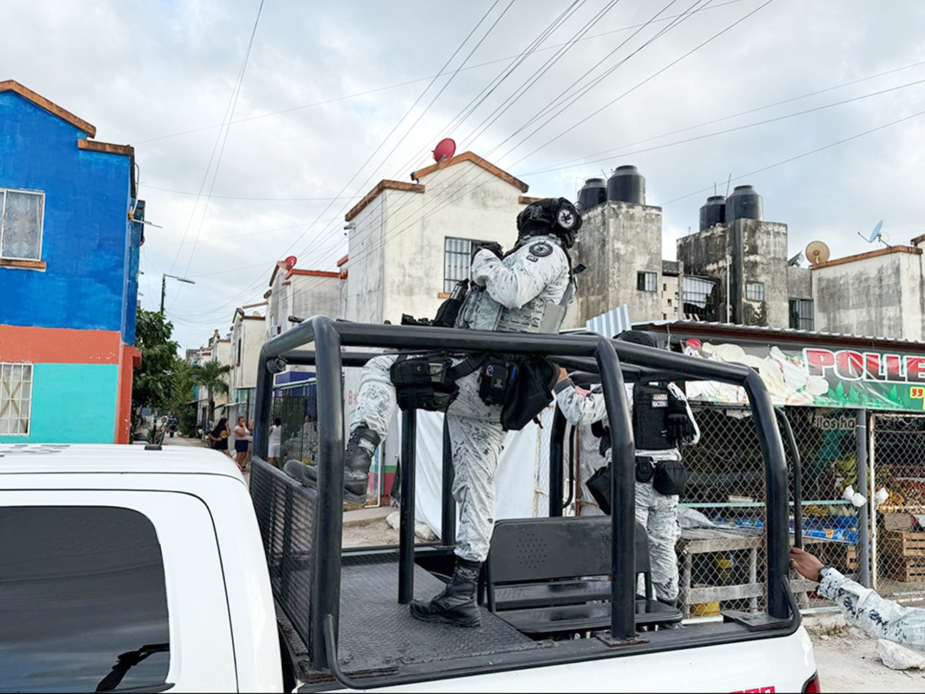 Agentes policiacos cercaron varias calles del fraccionamiento para evitar su fuga Agentes policiacos cercaron varias calles del fraccionamiento para evitar su fuga