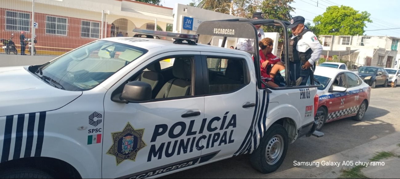 Detienen a mujer por robo de una cartera  en interior de taxi.