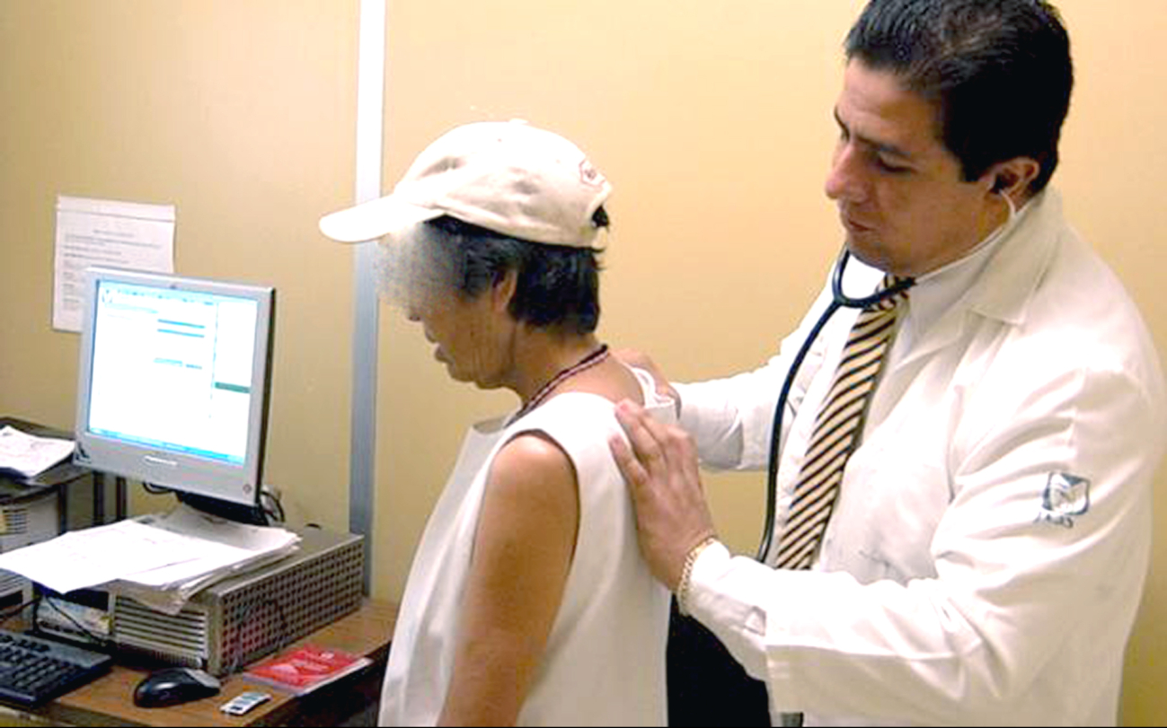 Entre los síntomas más comunes de esta afectación están daños a los pulmones, lo que se refleja en fatiga extrema Entre los síntomas más comunes de esta afectación están daños a los pulmones, lo que se refleja en fatiga extrema