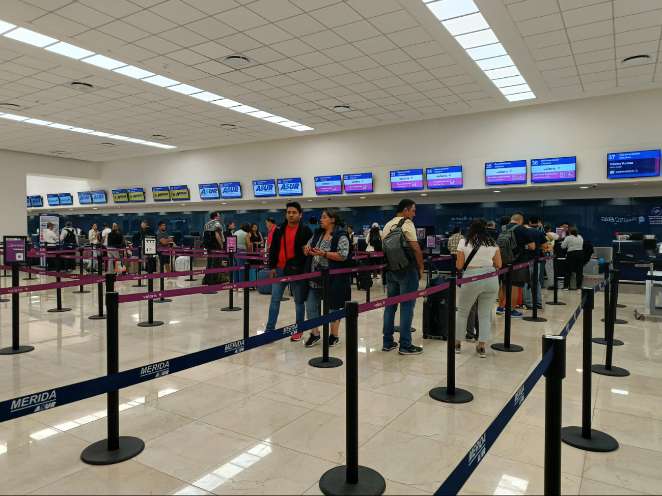 Hay afluencia regular de pasajeros en el aeropuerto de Mérida