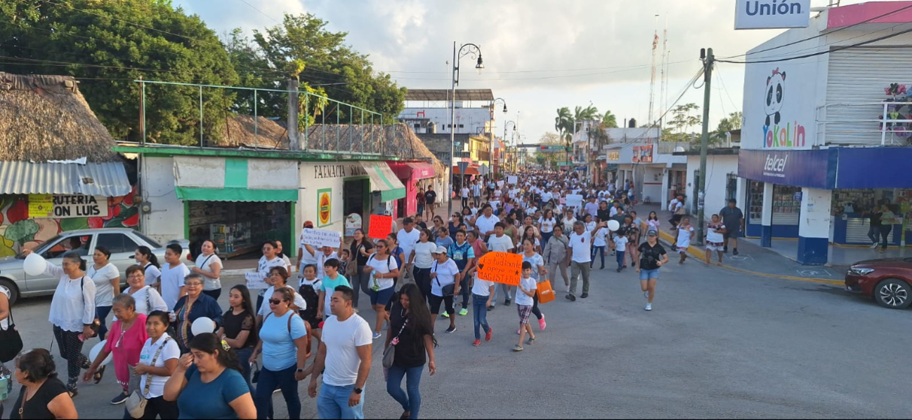 Manifestantes marchan en Felipe Carrillo Puerto por reforma de la Ley del ISSSTE
