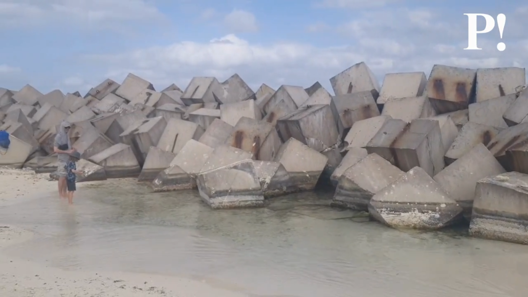 La barrera de cubos es un elemento que ayuda a proteger el ecosistema marino local La barrera de cubos es un elemento que ayuda a proteger el ecosistema marino local