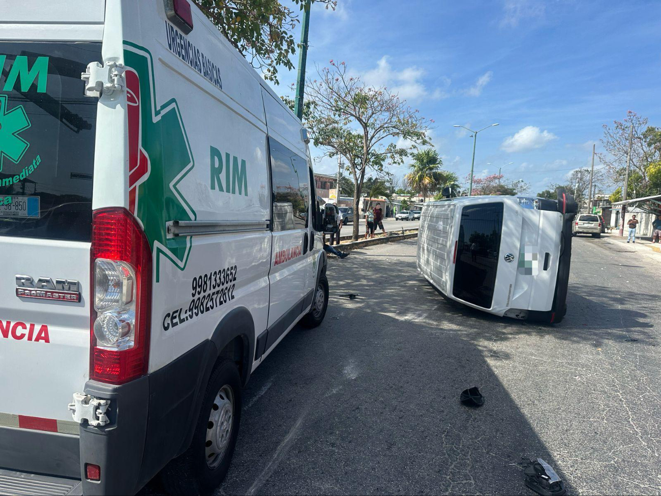 Accidente en Cancún:  Van y combi protagonizan choque en la Av. Leona Vicario 