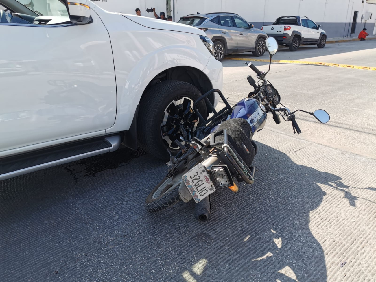Percance vial entre camioneta y motocicleta bloquean vialidad en Ciudad del Carmen 