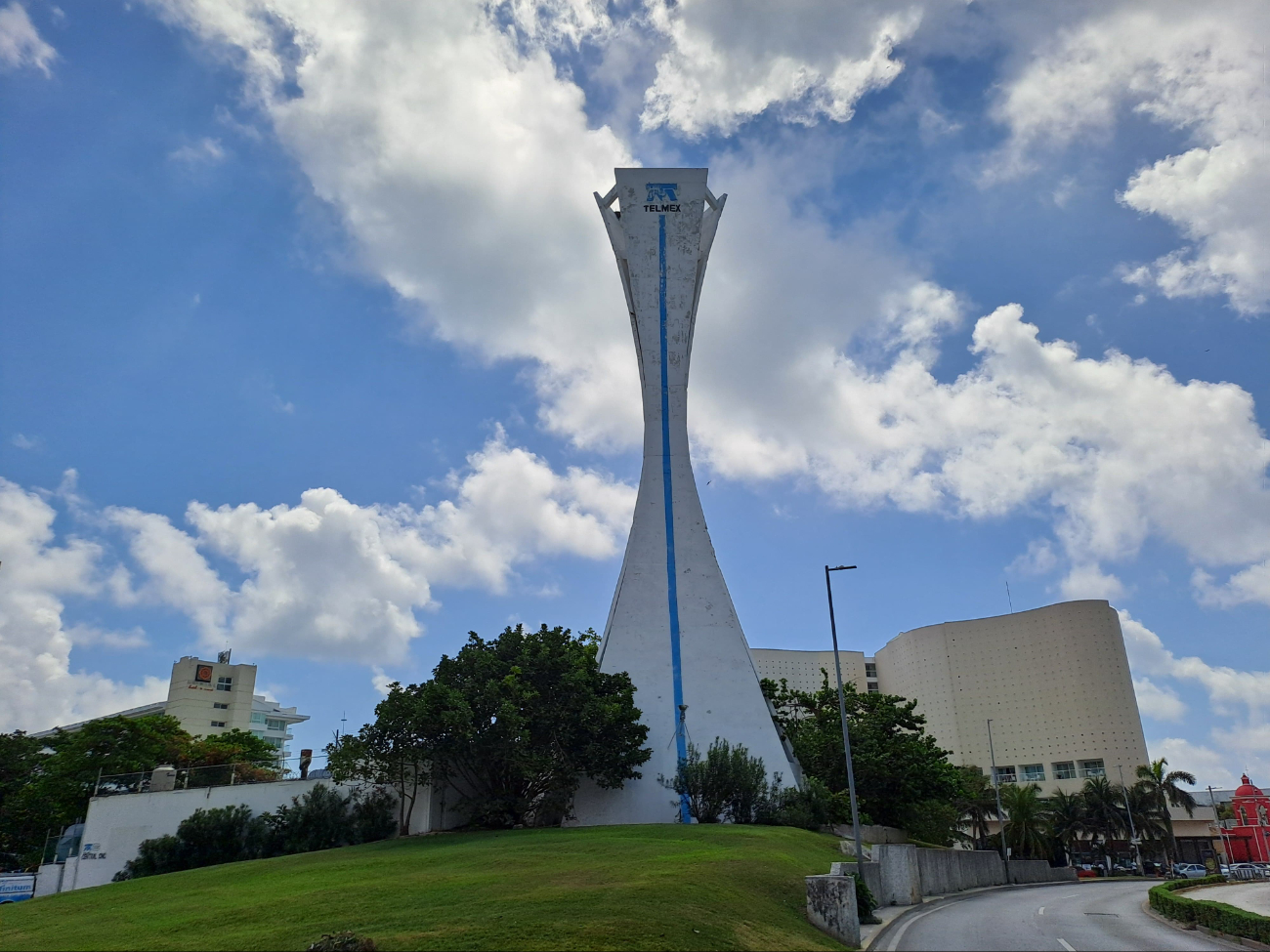 Torre de Microondas, una “huella"  del diseño y la escultura monumental de Cancún 