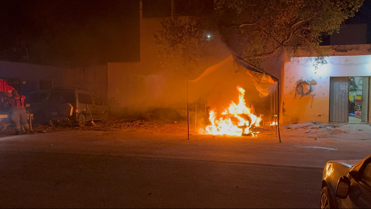 Autoridades y bomberos lograron apagar el fuego, pero se reportaron como pérdida total los dos vehículos Autoridades y bomberos lograron apagar el fuego, pero se reportaron como pérdida total los dos vehículos
