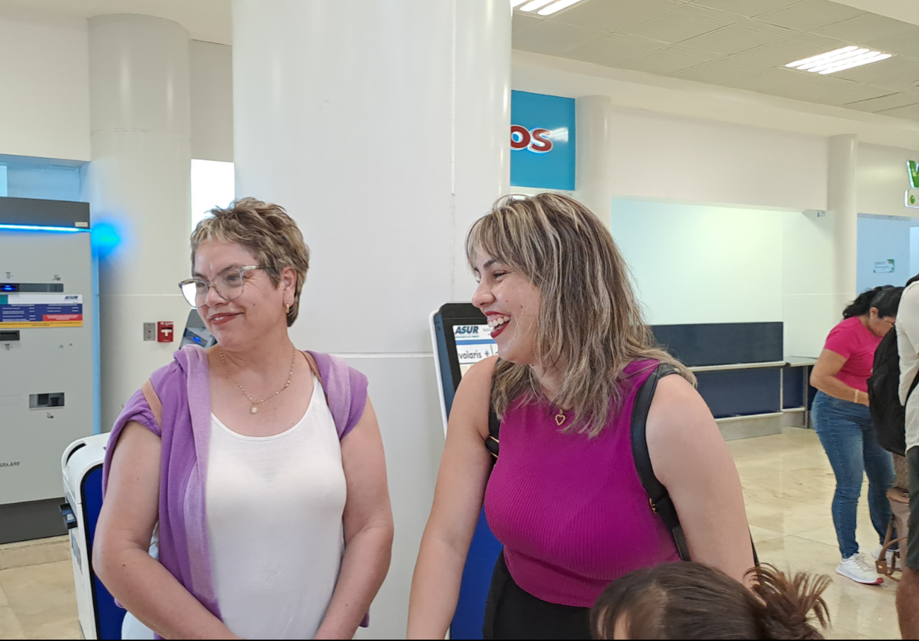 Con risas y asombro se reunieron entre la multitud de pasajeros Con risas y asombro se reunieron entre la multitud de pasajeros