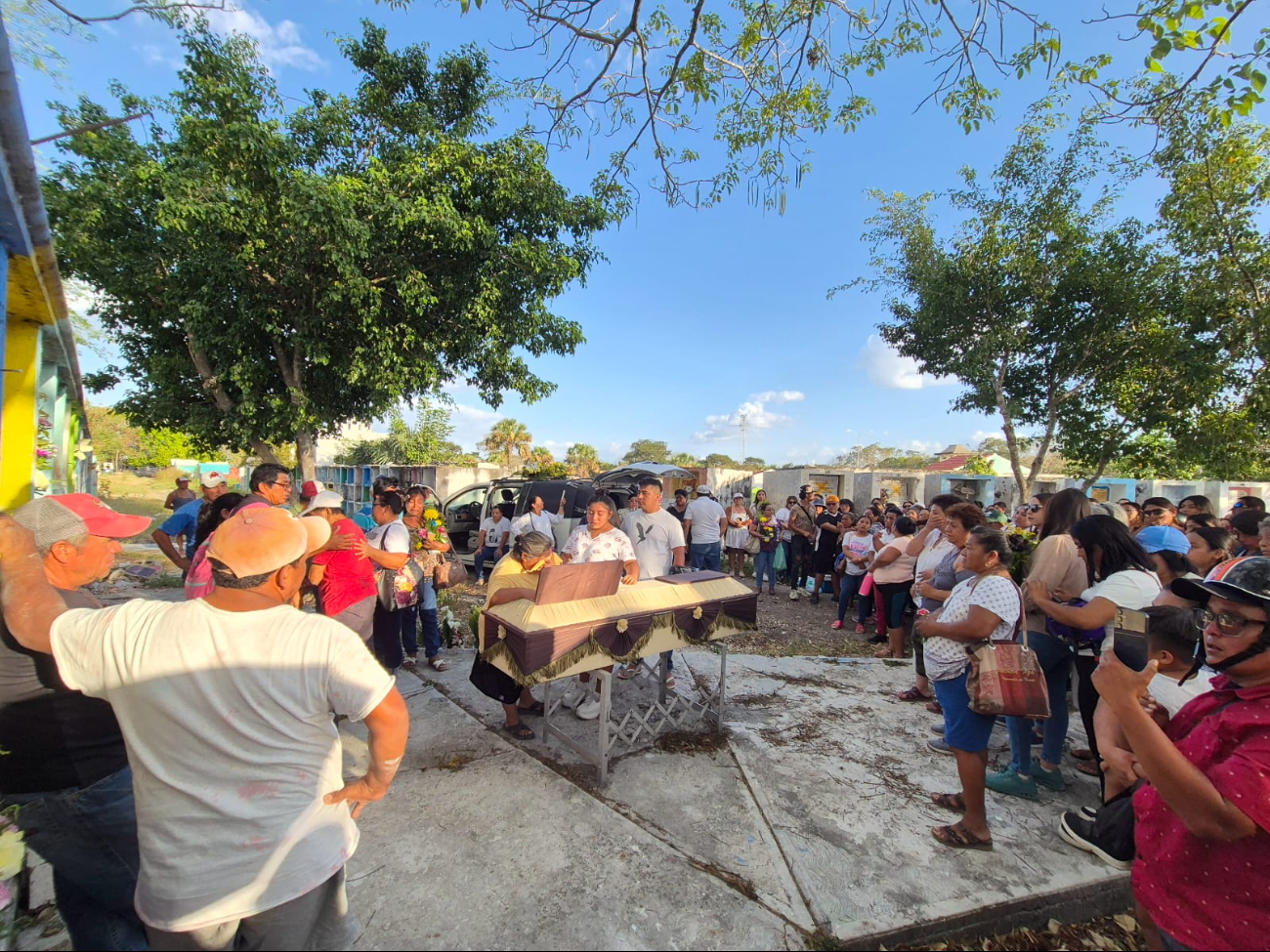Fue sepultado en el panteón “La Cruz” en Champotón, rodeado de familiares y amigos conmovidos