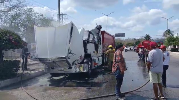Corto circuito provoca incendio en tráiler Kenworth en Escárcega