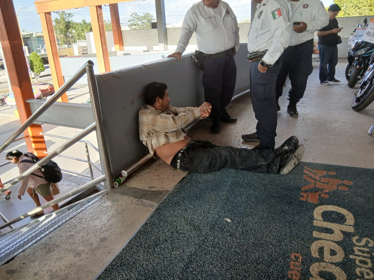 Ebrio se cae de las escaleras en un comercio de Escárcega