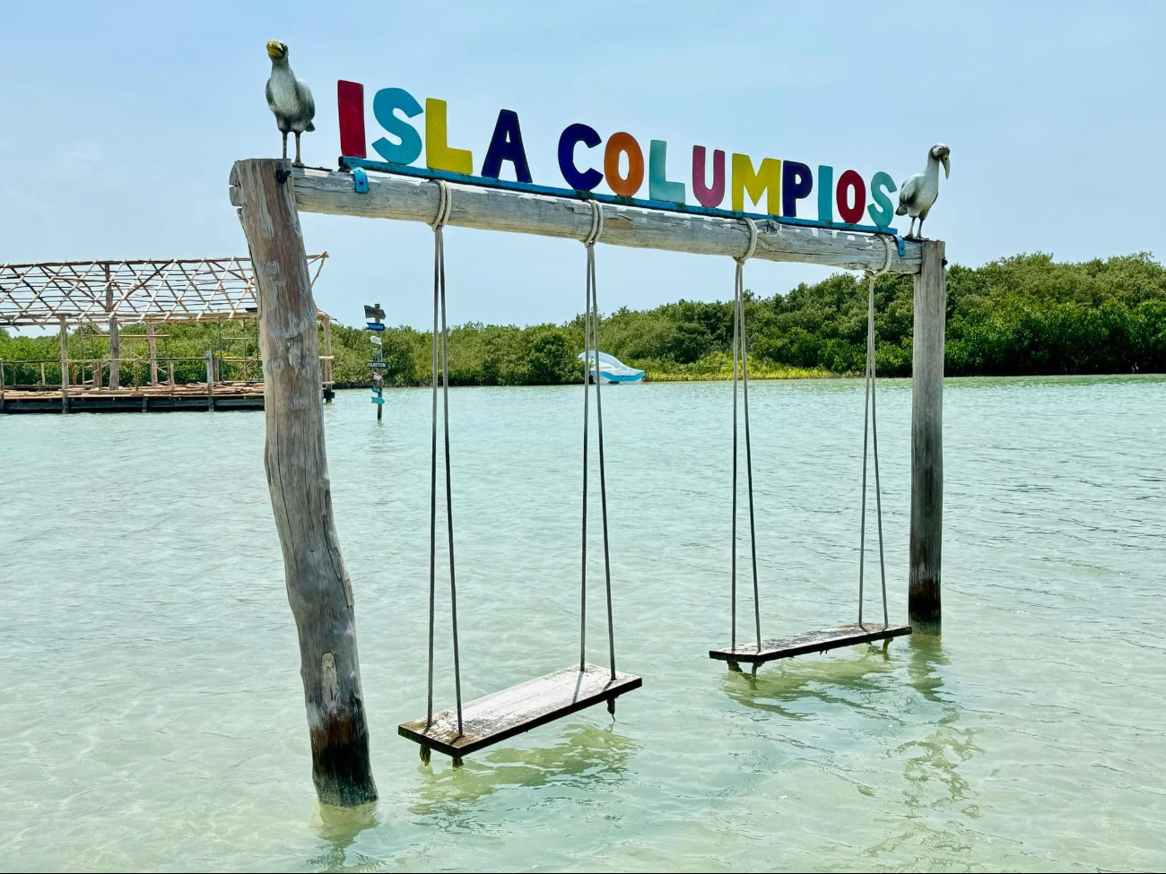 Isla Columpios es un auténtico paraíso rodeado de vegetación y aguas cristalinas Isla Columpios es un auténtico paraíso rodeado de vegetación y aguas cristalinas