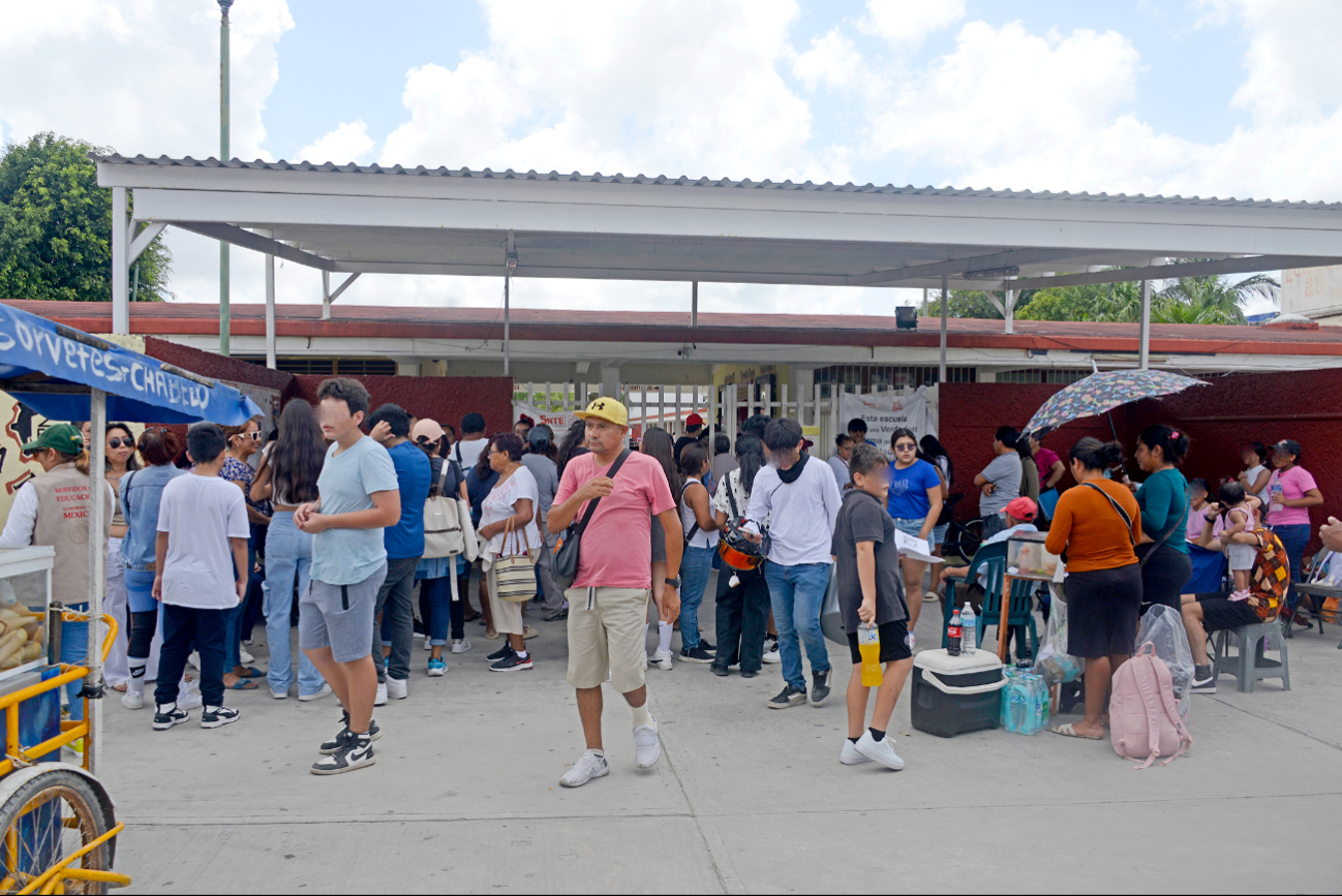 Padres de familia reclaman mala organización en entrega  de becas Rita Cetina en Cancún