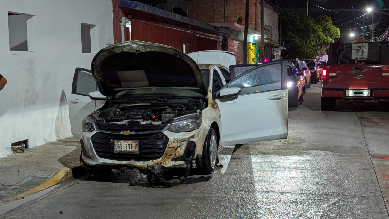Motociclistas incendian vehículo estacionado en Ciudad del Carmen