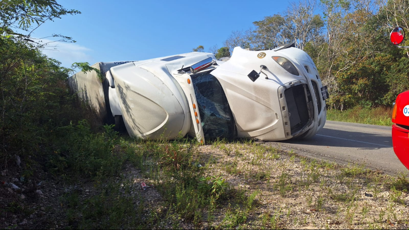 Trailero se dormita y vuelca  en carretera federal 307 de Felipe Carrillo Puerto 
