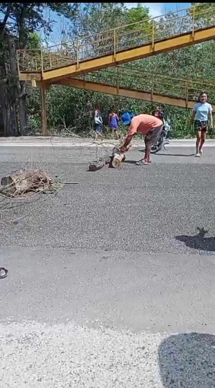 Tensión en Escárcega: bloquean carretera por conflicto de custodia infantil