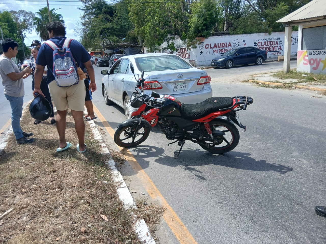 Accidente entre motocicleta y automóvil deja daños materiales; no hubo lesionados 